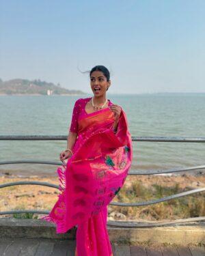 Swarda Thigale Instagram - On my way to get my pallu stuck in my husband’s watch 🥰 @siddharth.raut 

#weddingseason #saree #pyaar #mohabbatein