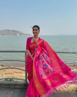 Swarda Thigale Instagram - On my way to get my pallu stuck in my husband’s watch 🥰 @siddharth.raut 

#weddingseason #saree #pyaar #mohabbatein