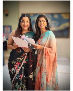Swarda Thigale Instagram - .
Working with @swardathigale9 has always been a joy. 🥰 Having collaborated before, it was a wonderful experience—her talent, professionalism, and energy made every moment on set special. 
Now, the opportunity to reunite is truly exciting. I know her incredible talent and support will bring something special to this project, and I can’t wait to begin this adventure together.♥️ 
Here’s to making more magic! ✨
.
Keep watching Premachi Goshta - @star_pravah ♥️ @shashisumeetproductions 
.
#apurvanemlekar #premachigoshtonstarpravah #saavni💃 #mukta #starpravah #ExcitedToReunite #MakingMagic #OnSetAgain #DreamTeam #Collaboration #ActorsLife #Filmmaking #BehindTheScenes #SetLife #MovieMagic #Grateful #SupportiveColleagues #WorkWithFriends #CreativeJourney