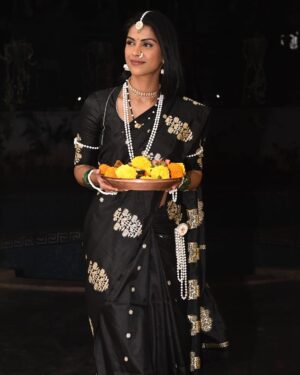Swarda Thigale Instagram - Celebrating our first Makar Sankranti together, adorned in traditional हलव्याचे दागिने, a symbol of prosperity, love, and new beginnings. This beautiful ritual signifies the transition of the sun into Capricorn, bringing positivity and abundance into our lives. As newlyweds, wearing these ornaments and embracing this festival feels special, connecting us to our roots, culture, and each other. May our journey be as bright as the kites soaring high today! 🌞💛 #NewBeginnings #MakarSankranti #TraditionAndLove”

Thank you mumma for making these beautiful “हलव्याचे दागिने” for me & siddharth…and also for all he efforts you took for decorating the house so beautifully..i wish i could be like you even a bit but i’m learning from you hoping to grow one day like you 🥰 

Thank you Siddharth for being there for me and with me always…even if it’s to click ALLOOOOTTT of pictures 🙈 

And my entire family to be present in utter joy and happiness and bring light to every moment in my life and make the events of our lives memorable with their presence love you all….♥️ 

Super grateful for everything in my life 🥰 

Clicked by - @intelegency 📸