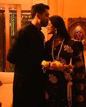 Swarda Thigale Instagram - Celebrating our first Makar Sankranti together, adorned in traditional हलव्याचे दागिने, a symbol of prosperity, love, and new beginnings. This beautiful ritual signifies the transition of the sun into Capricorn, bringing positivity and abundance into our lives. As newlyweds, wearing these ornaments and embracing this festival feels special, connecting us to our roots, culture, and each other. May our journey be as bright as the kites soaring high today! 🌞💛 #NewBeginnings #MakarSankranti #TraditionAndLove”

Thank you mumma for making these beautiful “हलव्याचे दागिने” for me & siddharth…and also for all he efforts you took for decorating the house so beautifully..i wish i could be like you even a bit but i’m learning from you hoping to grow one day like you 🥰 

Thank you Siddharth for being there for me and with me always…even if it’s to click ALLOOOOTTT of pictures 🙈 

And my entire family to be present in utter joy and happiness and bring light to every moment in my life and make the events of our lives memorable with their presence love you all….♥️ 

Super grateful for everything in my life 🥰 

Clicked by - @intelegency 📸