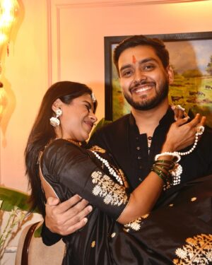 Swarda Thigale Instagram - Celebrating our first Makar Sankranti together, adorned in traditional हलव्याचे दागिने, a symbol of prosperity, love, and new beginnings. This beautiful ritual signifies the transition of the sun into Capricorn, bringing positivity and abundance into our lives. As newlyweds, wearing these ornaments and embracing this festival feels special, connecting us to our roots, culture, and each other. May our journey be as bright as the kites soaring high today! 🌞💛 #NewBeginnings #MakarSankranti #TraditionAndLove”

Thank you mumma for making these beautiful “हलव्याचे दागिने” for me & siddharth…and also for all he efforts you took for decorating the house so beautifully..i wish i could be like you even a bit but i’m learning from you hoping to grow one day like you 🥰 

Thank you Siddharth for being there for me and with me always…even if it’s to click ALLOOOOTTT of pictures 🙈 

And my entire family to be present in utter joy and happiness and bring light to every moment in my life and make the events of our lives memorable with their presence love you all….♥️ 

Super grateful for everything in my life 🥰 

Clicked by - @intelegency 📸