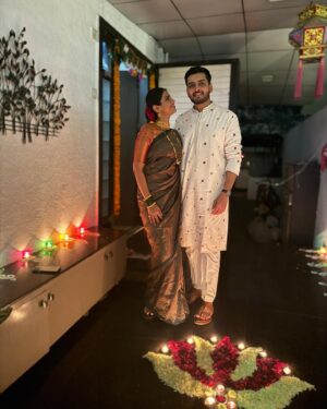 Swarda Thigale Instagram - The aromas of homemade chaklis and shankarpalis floating through the house, sparkling lights and Laxmi Puja festivities. Happiest times 🥰 Happy Diwali from our to yours♥️ Only and only Love ☺️

#diwali #laxmipuja #2024 #pahilidiwali #newlyweds #festival #light #love prosperity