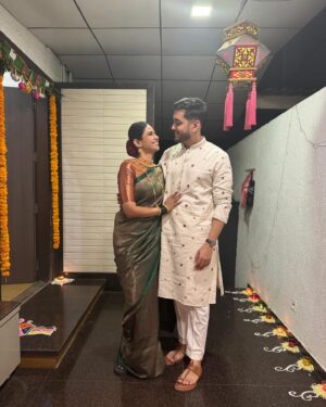 Swarda Thigale Instagram - The aromas of homemade chaklis and shankarpalis floating through the house, sparkling lights and Laxmi Puja festivities. Happiest times 🥰 Happy Diwali from our to yours♥️ Only and only Love ☺️

#diwali #laxmipuja #2024 #pahilidiwali #newlyweds #festival #light #love prosperity