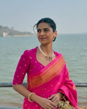 Swarda Thigale Instagram - On my way to get my pallu stuck in my husband’s watch 🥰 @siddharth.raut 

#weddingseason #saree #pyaar #mohabbatein