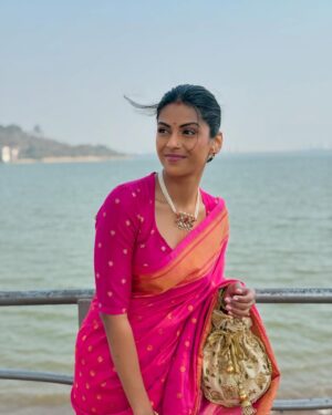 Swarda Thigale Instagram - On my way to get my pallu stuck in my husband’s watch 🥰 @siddharth.raut 

#weddingseason #saree #pyaar #mohabbatein