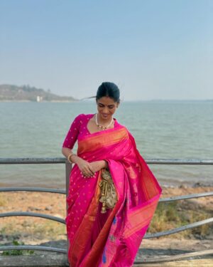 Swarda Thigale Instagram - On my way to get my pallu stuck in my husband’s watch 🥰 @siddharth.raut 

#weddingseason #saree #pyaar #mohabbatein