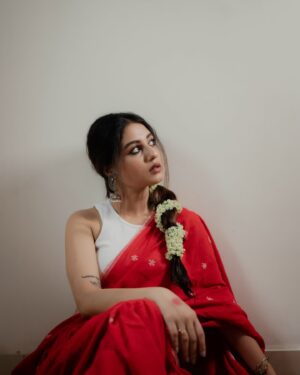 Swastika Dutta Instagram - তাকে চেনা মনে হয়ে… 🍂
.
.
.
📷 @ami_baundule 
.
.
.

#expressions #instagood #instamusic #moodshot #moodboard #photoshoot #sareelove #experimentallook #actress #tollywood #sd