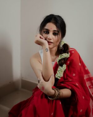 Swastika Dutta Instagram - তাকে চেনা মনে হয়ে… 🍂
.
.
.
📷 @ami_baundule 
.
.
.

#expressions #instagood #instamusic #moodshot #moodboard #photoshoot #sareelove #experimentallook #actress #tollywood #sd