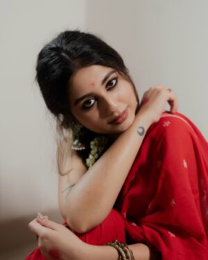 Swastika Dutta Instagram - তাকে চেনা মনে হয়ে… 🍂
.
.
.
📷 @ami_baundule 
.
.
.

#expressions #instagood #instamusic #moodshot #moodboard #photoshoot #sareelove #experimentallook #actress #tollywood #sd