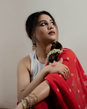 Swastika Dutta Instagram - তাকে চেনা মনে হয়ে… 🍂
.
.
.
📷 @ami_baundule 
.
.
.

#expressions #instagood #instamusic #moodshot #moodboard #photoshoot #sareelove #experimentallook #actress #tollywood #sd