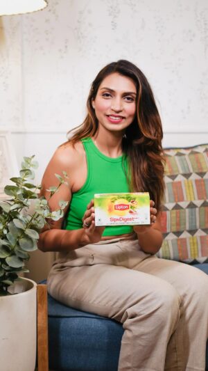 Swati Gandhi Instagram - I make an effort to eat right most of the time, but there are days when I end up having those extra bites—after all, I’m only human. My go-to on those days is Lipton Sip N Digest. It is made with natural ingredients like Tulsi, Ginger, and Rock Salt which helps ease that heavy wali feeling plus it tastes really nice which makes me love it even more.  In fact, I’ve also started keeping a few sachets in my bag just in case. 

*Heavy meal indicates a subjective feeling of heaviness and not irresponsible overconsumption of food. Lipton Sip and Digest contains real ingredients that are traditionally known to help manage indigestion, bloating while enhancing taste, appetite, and digestion. To be consumed as part of a balanced diet and active lifestyle. Best had 1 hour away from the meal. Vegetarian. Spiced Green Tea

#LiptonSipNDigest #SipNDigest #liptonteaindia #Health #HealthyLifestyle #GreenTea #Fitness #FeelLightFeelGood #AD