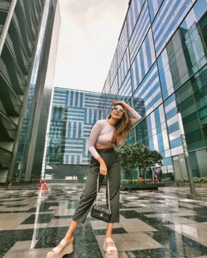 Swati Gandhi Instagram - In a world of glass buildings, clarity is the real luxury 🫶🏻🫶🏻
#mondaymotivation 

[swati gandhi, myswatitude, bangalore lifestyle blogger, bangalore fashion blogger, fashion post, hm ootd, ootd post, kate spade, indian blogger, city life, stay positive, spread love, peace, spread happiness]