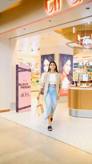 Swati Gandhi Instagram - Black Friday vibes at Tira Beauty Store, 1MG mall, Bengaluru! ✨✨ @tirabeauty 
I’m grabbing my top 5 beauty must-haves that perfectly match my outfit, from @bobbibrownindia to @anastasiabeverlyhills_india and more! 🛍️💄
The best part? The Black Friday Sale is on now—grab your favorites before December 1st! 🖤 
#TiraBeauty #BlackFridayDeals #BeautyHaul #1MGMall
#myswatitude #swatigandhi