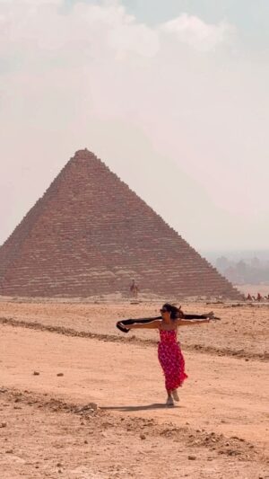 Swati Gandhi Instagram - Pyramids gave me wings!🤎🤎

[Great pyramids of Giza, Giza, Egypt, Cairo, wanderlust, Pyramids, wonders of the world, travel blog, content creator, indian traveller, indian influencer]