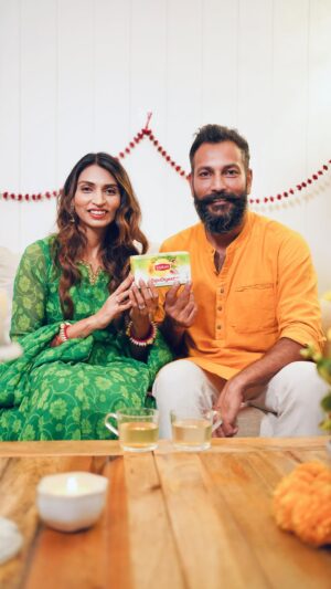 Swati Gandhi Instagram - The festive season✨ is incomplete without delicious lip-smacking festive foods and we often intend to have a little more than usual with our loved ones😅. But thanks to @liptontea_india Sip N Digest which contains natural ingredients like Tulsi, Ginger, and Rocksalt that are known to help ease that heaviness wali feeling after those unexpected extra bites.

Feel light, feel good this festive season with @liptontea_india Sip N Digest✨💚

*Heavy meal indicates a subjective feeling of heaviness and not irresponsible overconsumption of food. Lipton Sip and Digest contains real ingredients that are traditionally known to help manage indigestion, bloating while enhancing taste, appetite, and digestion. To be consumed as part of a balanced diet and active lifestyle. Best had 1 hour away from the meal. Vegetarian. Spiced Green Tea

#LiptonSipNDigest #SipNDigest #liptonteaindia #festive #FestiveVibes #Health #HealthyLifestyle #GreenTea #Fitness #FeelLightFeelGood #AD