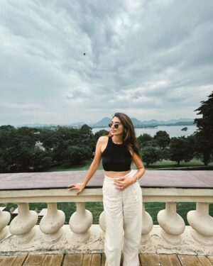 Swati Gandhi Instagram - Reminiscing the elegance and charm of Udaipur’s palaces, lakes and landscapes 🧡🧡
Stayed at @thelalitudaipur 

[myswatitude, swati gandhi, visit rajasthan, udaipur, city palace, city of lakes, udaipur palace, the lalit Udaipur, indian traveller, indian travel blogger, indian blogger, indian influencer, bangalore blogger, travel, lifestyle, fashion]