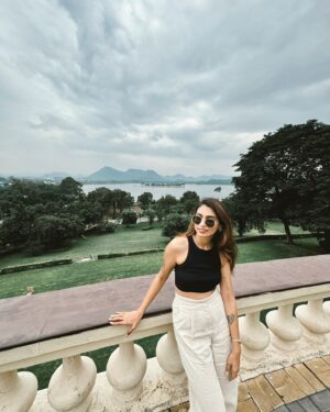 Swati Gandhi Instagram - Reminiscing the elegance and charm of Udaipur’s palaces, lakes and landscapes 🧡🧡
Stayed at @thelalitudaipur 

[myswatitude, swati gandhi, visit rajasthan, udaipur, city palace, city of lakes, udaipur palace, the lalit Udaipur, indian traveller, indian travel blogger, indian blogger, indian influencer, bangalore blogger, travel, lifestyle, fashion]