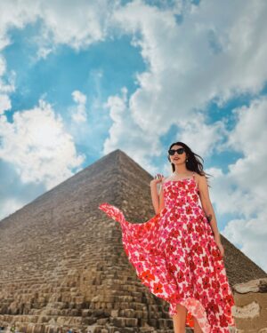 Swati Gandhi Instagram - Surrounded by history—these pyramids are a sight to behold!🤎 🇪🇬 

Did you know? The Pyramids were originally covered in smooth, white limestone, making them shine like gems in the sun! ✨

[Explore Egypt, Egypt, Cairo, Giza, Pyramids, Wonders of the world, Egyptian culture, ancient history, Great pyramid, bucket list, travel diaries]