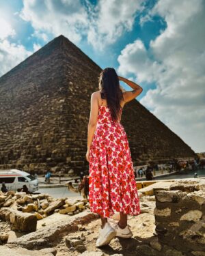 Swati Gandhi Instagram - Surrounded by history—these pyramids are a sight to behold!🤎 🇪🇬 

Did you know? The Pyramids were originally covered in smooth, white limestone, making them shine like gems in the sun! ✨

[Explore Egypt, Egypt, Cairo, Giza, Pyramids, Wonders of the world, Egyptian culture, ancient history, Great pyramid, bucket list, travel diaries]