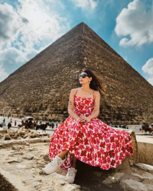 Swati Gandhi Instagram - Surrounded by history—these pyramids are a sight to behold!🤎 🇪🇬 

Did you know? The Pyramids were originally covered in smooth, white limestone, making them shine like gems in the sun! ✨

[Explore Egypt, Egypt, Cairo, Giza, Pyramids, Wonders of the world, Egyptian culture, ancient history, Great pyramid, bucket list, travel diaries]