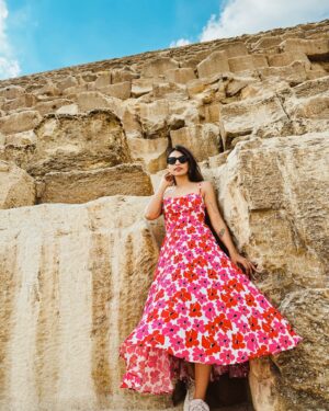 Swati Gandhi Instagram - Surrounded by history—these pyramids are a sight to behold!🤎 🇪🇬 

Did you know? The Pyramids were originally covered in smooth, white limestone, making them shine like gems in the sun! ✨

[Explore Egypt, Egypt, Cairo, Giza, Pyramids, Wonders of the world, Egyptian culture, ancient history, Great pyramid, bucket list, travel diaries]