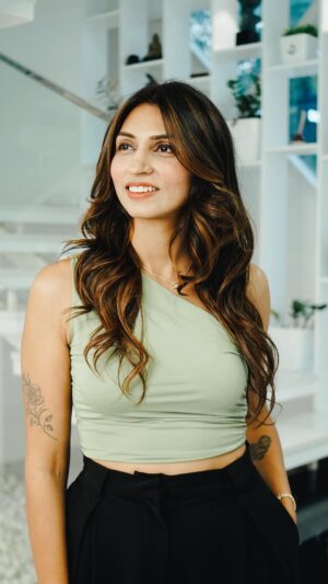 Swati Gandhi Instagram - Girls are the happiest when they have the perfect hair! 🤎

Got my perfect hair shade at @dessangeblr salon. Dessange salon is a luxury Paris based salon located at Indiranagar, Bangalore. Love the ambience and moreover I was amazed by their friendly staff. My stylist @shankil_hairstylist instantly knew what I was looking for and recommended Caramel Brown balayage hair color and omg I am in awe of this shade.

You can call 📞 to book your appointment - 08884270001 and thank me later 😍😍