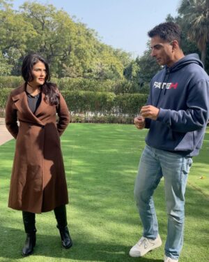 Sweta Singh Instagram - #fateh Directorial debut of @sonu_sood 
Had an interesting conversation! Coming soon @aajtak