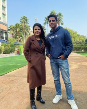 Sweta Singh Instagram - #fateh Directorial debut of @sonu_sood 
Had an interesting conversation! Coming soon @aajtak