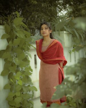 Swetha Venugopal Instagram - Vaazhgiren..saagiren..ithenna maayamo!!