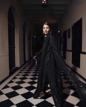 Syra Yousuf Instagram - ♠️♠️
-
Photography @hassanzameerofficial
Outfit  @elanofficial 
Jewelry @allurebymht 
Coordination @marketingmanagement
#babyliciouspromotions