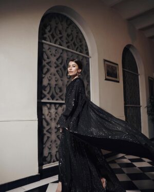 Syra Yousuf Instagram - ♠️♠️
-
Photography @hassanzameerofficial
Outfit  @elanofficial 
Jewelry @allurebymht 
Coordination @marketingmanagement
#babyliciouspromotions