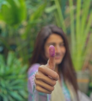 Syra Yousuf Instagram - Somewhere inside all of us is the power to change the world - Roald Dahl 
-
🗳️ 
Happy to see everyone doing their bit 💛
#yourvotematters