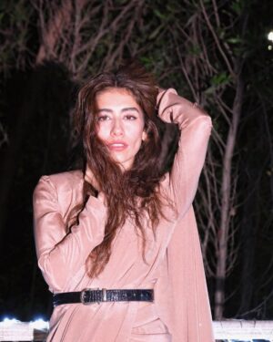 Syra Yousuf Instagram - Playing with shadows 🍂
-
-
 @elanofficial 
📸@daniagetsartsy 
  @palwashayousuf 
  @iambabarzaheer 
  @maria_mahesar