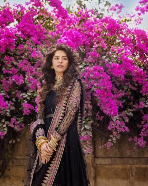 Syra Yousuf Instagram - 💖🖤
@erumkhancouture 
-
@shahbazshaziofficial
@okbfilms
@iambabarzaheer
@yash645

#Umaima #ErumKhan #SyraYousuf #EidFestive23