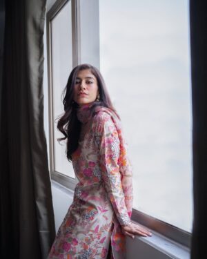 Syra Yousuf Instagram - 🌸🌺
-
-
@hussainrehar.official 
@vintage_photoworks 
@nabila_salon 
@marketingmanagement 
@roomypakistan
@allurebymht