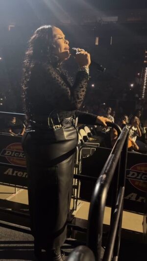 Tamela Mann Instagram - I love when my family shows up and sings with me! This time my brother @kirkfranklin sent me a mic and we sang to Fort Worth, TX! 

#LiveBreatheFight #NewMusic #AlbumRelease #MusicJourney #StruggleAndTriumph #MusicWithPurpose #HeartAndSoul #Resilience #FightThroughIt #MusicForTheSoul #PowerOfMusic #StrongerTogether #TurnUpTheVolume #MusicIsLife #EmbraceTheFight #MusicThatHeals #InspirationThroughMusic #TriumphInMusic #RiseAbove #StayResilient #TakeMeToTheKing #kirkfranklin