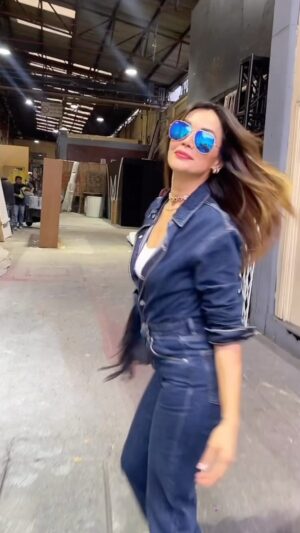 Tania Vazquez Instagram - “El amor es luz, dado que ilumina a quien lo da y lo recibe. El amor es gravedad, porque hace que unas personas se sientan atraídas por otras. El amor es potencia, porque multiplica lo mejor que tenemos, y permite que la humanidad no se extinga en su ciego egoísmo. El amor revela y desvela”.♥️🫶