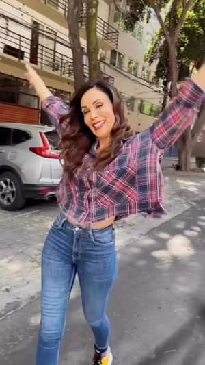 Tania Vazquez Instagram - Solo existen dos días en el año en que no se puede hacer nada. Uno se llama ayer y otro mañana. Por lo tanto hoy es el día ideal para amar, crecer, hacer y principalmente vivir.

Los quiero ♥️😘
