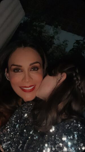 Tania Vazquez Instagram - Mi gente linda , mi hija y yo queremos  enviarles un abrazo inmenso deseándoles, Feliz Navidad, que la salud, el amor, la dicha, la felicidad, la armonía y la paz reine por siempre en sus hogares!

 LOS QUIERO MUCHO 
FELICES FIESTAS 🫶♥️