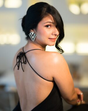 Tanishaa Mukerji Instagram - Being unapologetically me!!
.
.
📸: @sudhakar.bichali 
💄: @makeovers_by_pallavii
🤝: @beauty_makeup_artist_mahin28 
💇‍♀️: @zubeda_hairstylist
📍: @thenestbandra x @avinashnaykodi 
.
.
#photooftheday #fashion #style #stylishlook #lookbook #fashionista #fashiongram #ootd #portraitphotography #portraits #tanishaamukerji