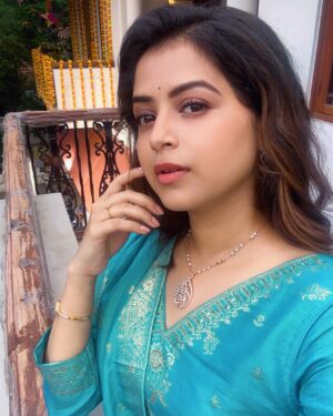 Tanvi Mundle Instagram - Wish you all a very Happy Diwali 🪔🩷🌸
.
.
MUA- @saurabh_kapade