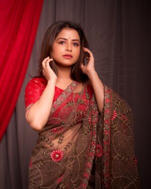 Tanvi Mundle Instagram - In my element 💃🏻✨💄❤️
.
.
This beautiful saree by @desiluk_fashion