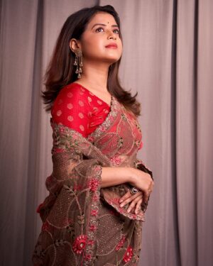 Tanvi Mundle Instagram - In my element 💃🏻✨💄❤️
.
.
This beautiful saree by @desiluk_fashion