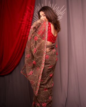 Tanvi Mundle Instagram - In my element 💃🏻✨💄❤️
.
.
This beautiful saree by @desiluk_fashion