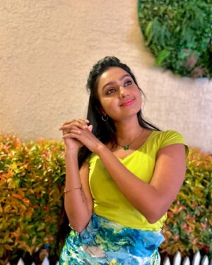 Tanvi Rao Instagram - When my hair is free and available for Sandhya akka’s experiments 👯‍♀️ (head to the last picture for the hairstyle) :D
@rsmakeoverartist ❤️

#lakshmibaramma #keerthi #gombe #tanvirao