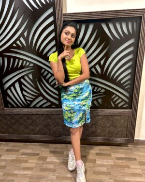 Tanvi Rao Instagram - When my hair is free and available for Sandhya akka’s experiments 👯‍♀️ (head to the last picture for the hairstyle) :D
@rsmakeoverartist ❤️

#lakshmibaramma #keerthi #gombe #tanvirao