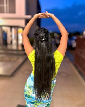 Tanvi Rao Instagram - When my hair is free and available for Sandhya akka’s experiments 👯‍♀️ (head to the last picture for the hairstyle) :D
@rsmakeoverartist ❤️

#lakshmibaramma #keerthi #gombe #tanvirao