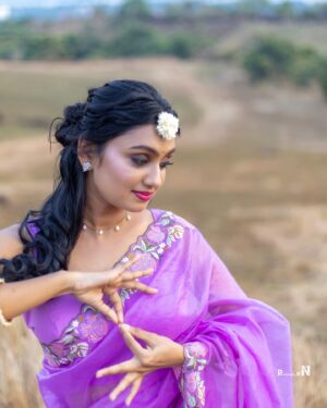 Tanvi Rao Instagram - ಕೇದಿಗೆ ಗರಿಯಂಥ ನಿನ್ನ ನೋಟ.. 🍁

Shot for, saree by @sankalpa_angadi 
Photography- @photograph_by_nv 
MUAH- @elegant_glaze 
Styling- @sahanastylediary 
Floral art- @floral_art_by_nidhi