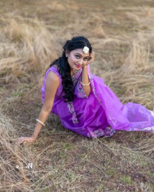 Tanvi Rao Instagram - ಕೇದಿಗೆ ಗರಿಯಂಥ ನಿನ್ನ ನೋಟ.. 🍁

Shot for, saree by @sankalpa_angadi 
Photography- @photograph_by_nv 
MUAH- @elegant_glaze 
Styling- @sahanastylediary 
Floral art- @floral_art_by_nidhi